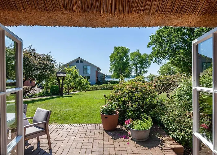 Reetselig Mit Pool Sauna 度假居